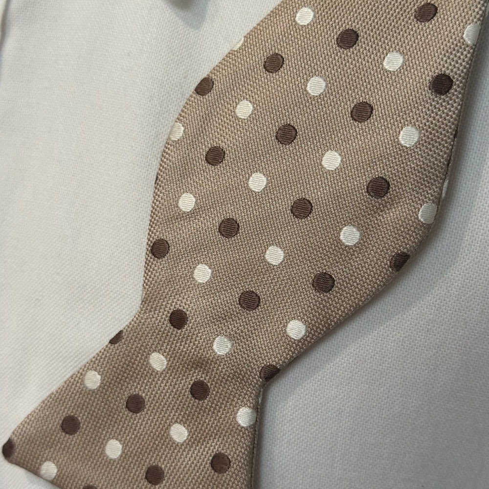 Henry Jacobson 100% silk, tan ground, polka dot woven bow tie - Picture 2 of 4